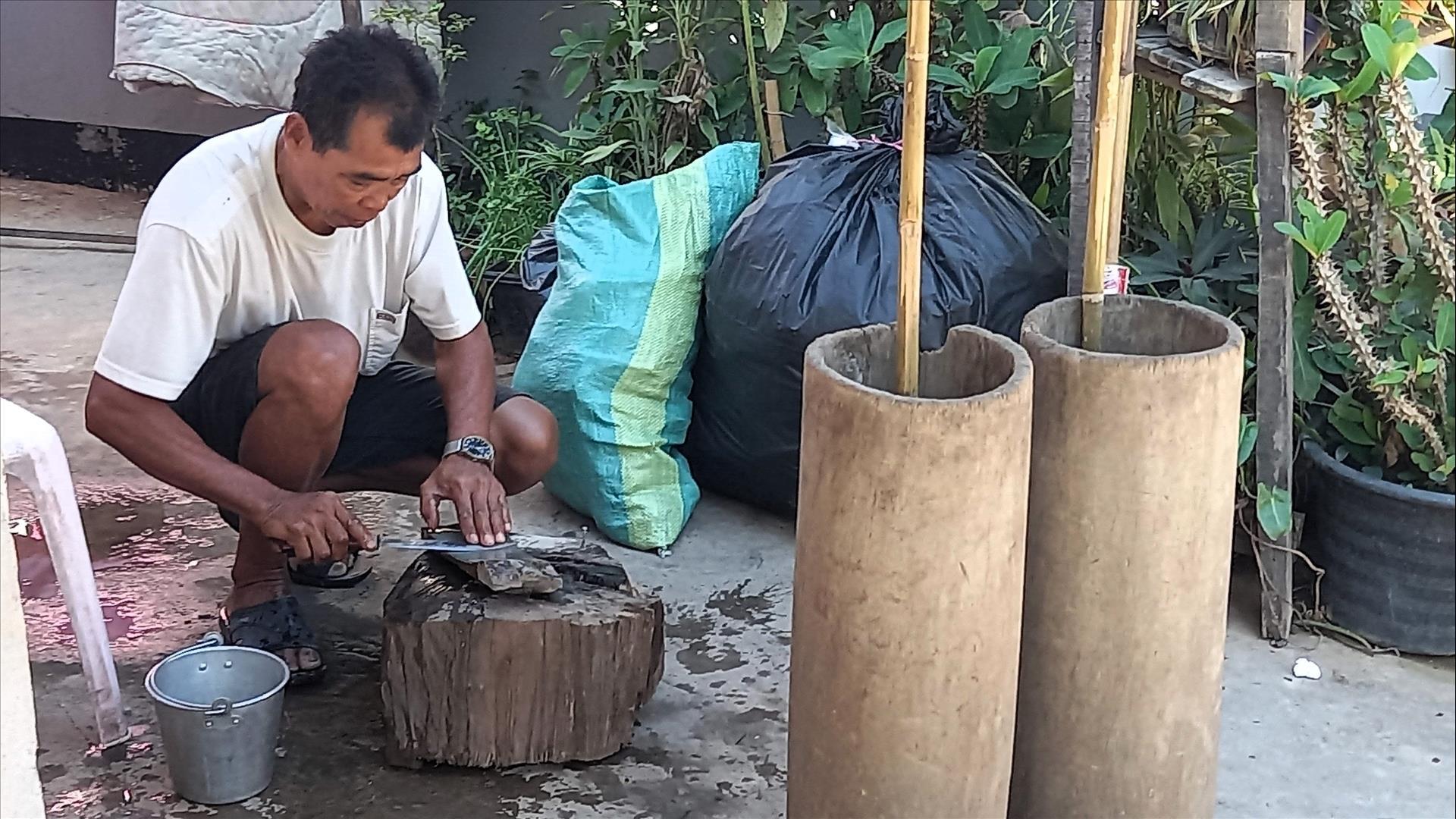 Laos, Luang Prabang : Half Day Knife Making - Half-Day | with local Master Blacksmith. Craft your own knife Laos, Luang Prabang : Half Day Knife Making - Half-Day | with local Master Blacksmith. Craft your own knife