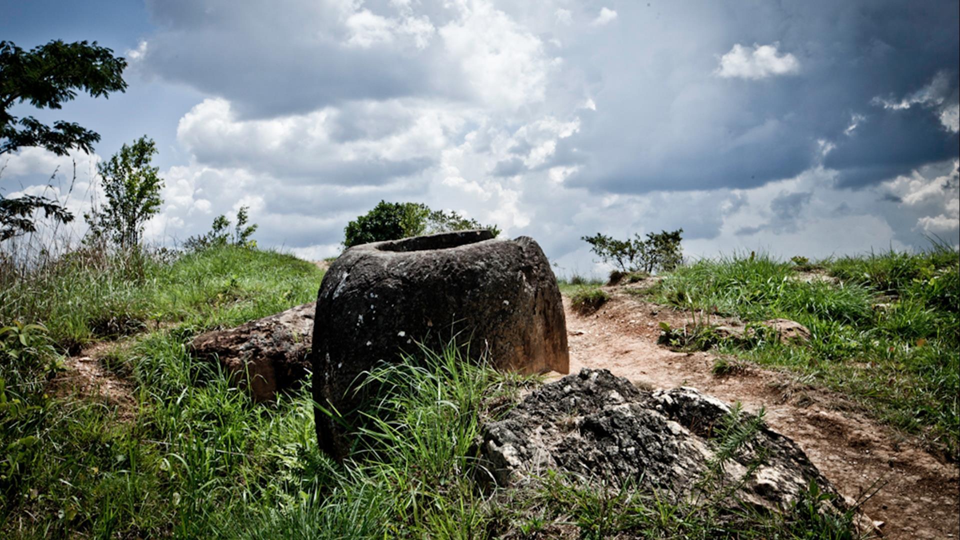 Laos, Luang Prabang, Phonsavanh, Vientiane: Royal City, Plain of Jars, Kong Lor and the Capital - 5 Days | Caves and Mysteries 