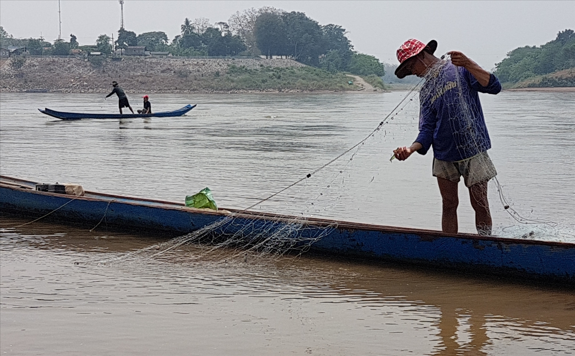 Net fishing in Laos (David Allan)
