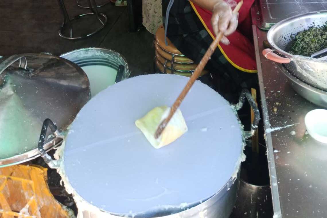 Making Nem Khao