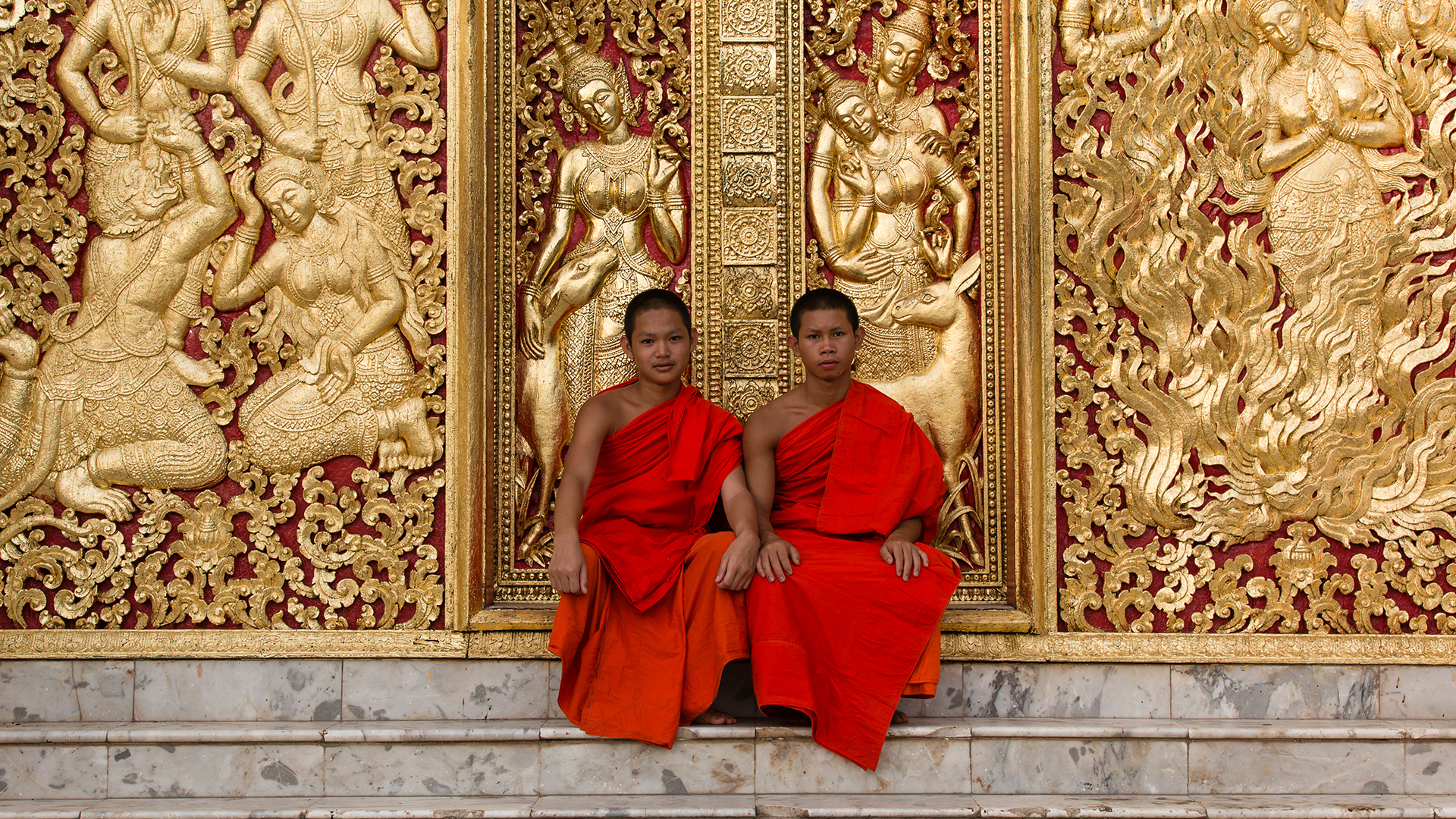 Luang Prabang - Wat Xieng Thong, Monks, Golden Doors